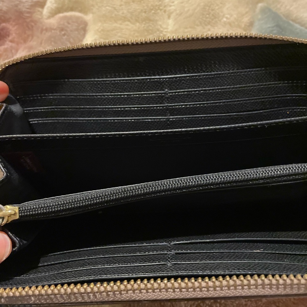 Authentic Coach Zip Around Wallet Preowned - Picture 6 of 11